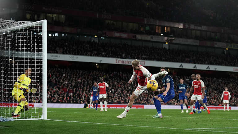 El West Ham tropieza con el Arsenal para mantener al Liverpool en primer lugar.